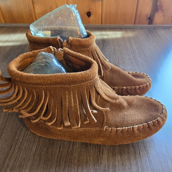Minnetonka Kids Moccasins with Fringe - Brown Leather Size 1 #111 - Picture 5 of 7